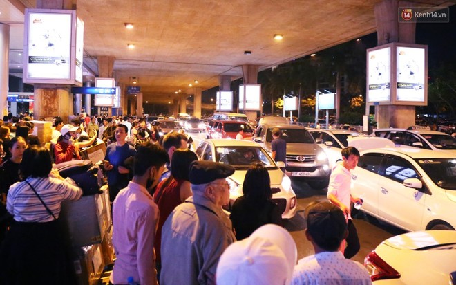 Ảnh: Hàng nghìn người ngồi vật vờ lúc nửa đêm ở sân bay Tân Sơn Nhất đón Việt kiều về quê ăn Tết Kỷ Hợi 2019 - Ảnh 22.