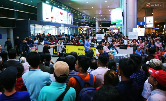 Ảnh: Hàng nghìn người ngồi vật vờ lúc nửa đêm ở sân bay Tân Sơn Nhất đón Việt kiều về quê ăn Tết Kỷ Hợi 2019 - Ảnh 21.