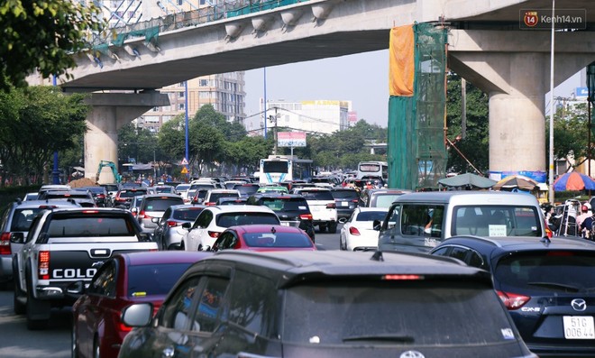 Ngộp thở với hình ảnh kẹt xe không lối thoát trên đường vào trung tâm Sài Gòn những ngày gần Tết - Ảnh 7.