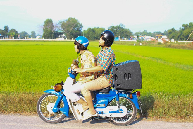 Kay Trần lầy hết cỡ, rủ hết 500 anh em Homie Boiz đội t&oacute;c ngố t&agrave;u giống m&igrave;nh trong MV đậm m&agrave;u Tết qu&ecirc; - Ảnh 6.