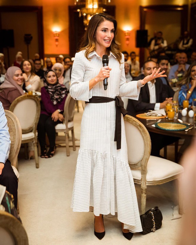 Hoàng hậu Rania thường diện đồ như nàng công sở thứ thiệt, vì vậy bạn sẽ học hỏi được rất nhiều từ style của bà - Ảnh 4.