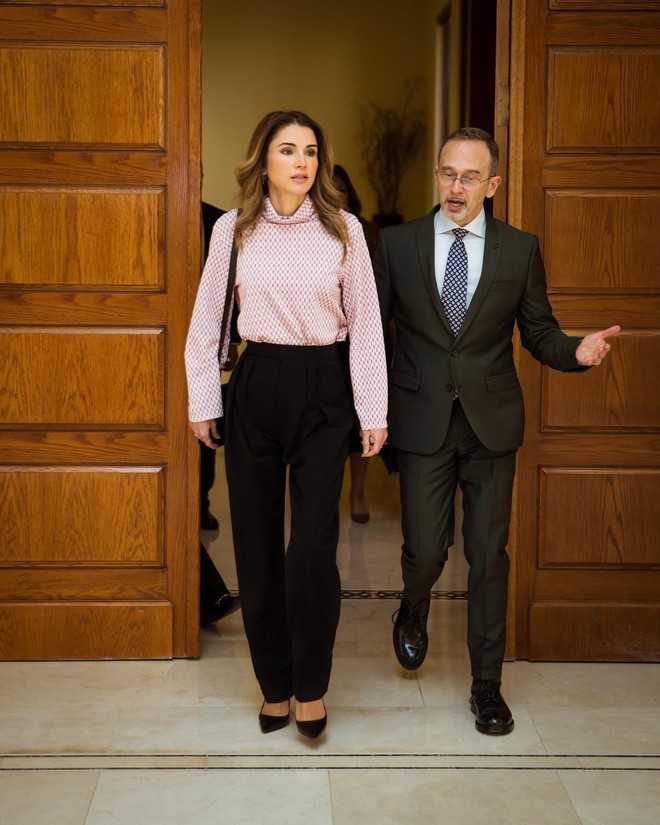 Hoàng hậu Rania thường diện đồ như nàng công sở thứ thiệt, vì vậy bạn sẽ học hỏi được rất nhiều từ style của bà - Ảnh 2.