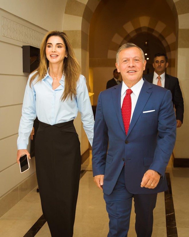 Hoàng hậu Rania thường diện đồ như nàng công sở thứ thiệt, vì vậy bạn sẽ học hỏi được rất nhiều từ style của bà - Ảnh 3.