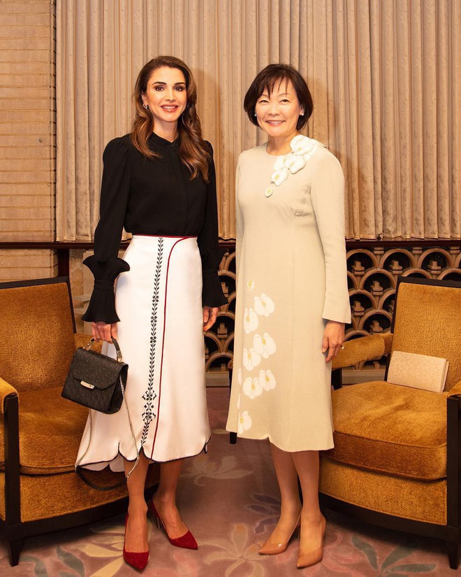 Hoàng hậu Rania thường diện đồ như nàng công sở thứ thiệt, vì vậy bạn sẽ học hỏi được rất nhiều từ style của bà - Ảnh 3.