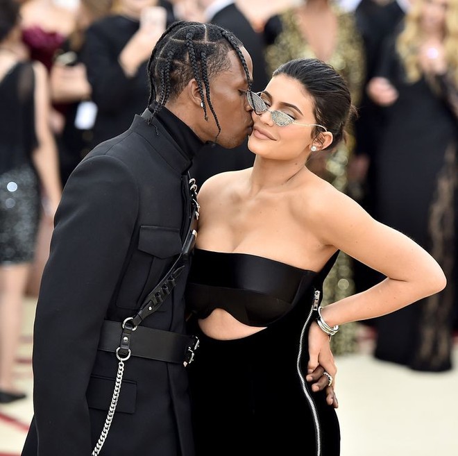 Khoe ảnh nội y siêu nóng bỏng, Kylie Jenner lại khiến dân tình rần rần vì chú thích úp mở chuyện đã kết hôn - Ảnh 5.