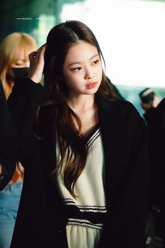 Nhìn Jennie (Black Pink) đẹp mỹ miều và sang thế này, netizen Hàn chỉ muốn để tóc dài đen truyền thống ngay và luôn - Ảnh 3.