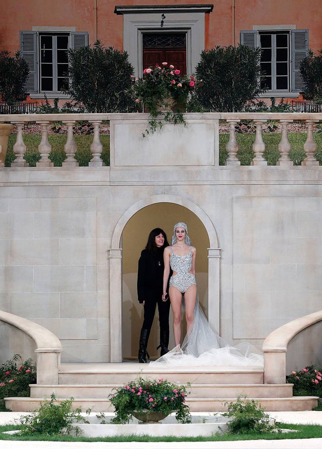 BST Haute Couture mới nhất của Chanel vẫn đẹp, nhưng lại phát sinh một sự vắng mặt khiến cả thế giới hoang mang - Ảnh 2.