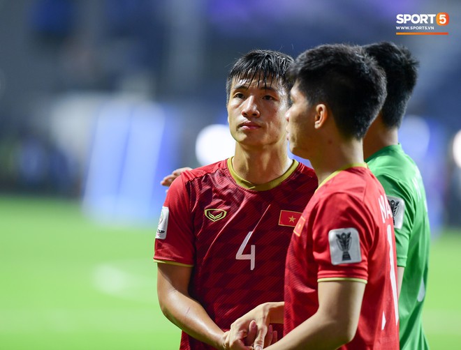 CĐV Việt Nam ở UAE bật khóc, chứng kiến các tuyển thủ đi không vững sau trận đấu với Nhật Bản - Ảnh 3.