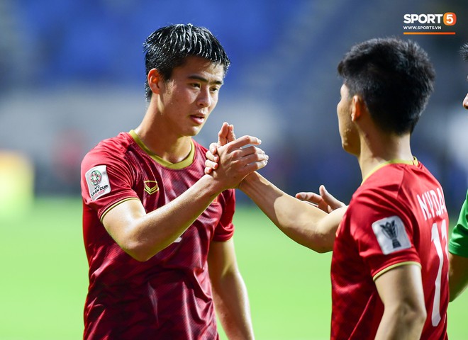 CĐV Việt Nam ở UAE bật khóc, chứng kiến các tuyển thủ đi không vững sau trận đấu với Nhật Bản - Ảnh 1.
