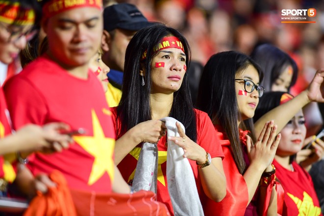 CĐV Việt Nam ở UAE bật khóc, chứng kiến các tuyển thủ đi không vững sau trận đấu với Nhật Bản - Ảnh 8.