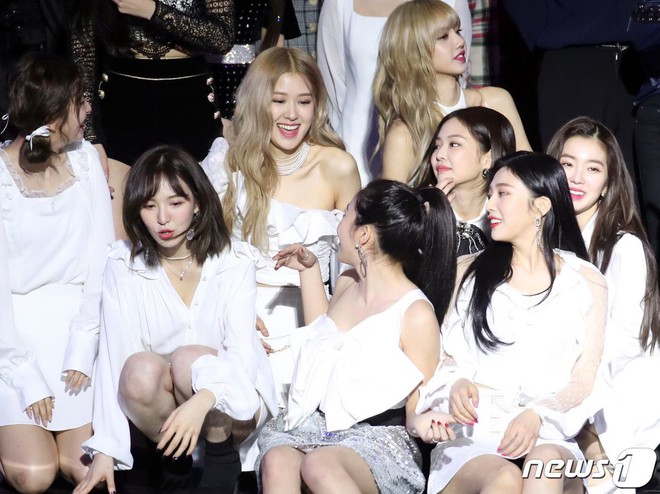 Tiên cảnh ở Gaon: Dàn nữ thần Red Velvet - Black Pink đọ sắc cùng khung hình, Jennie và Irene đặc biệt thân mật - Ảnh 13.