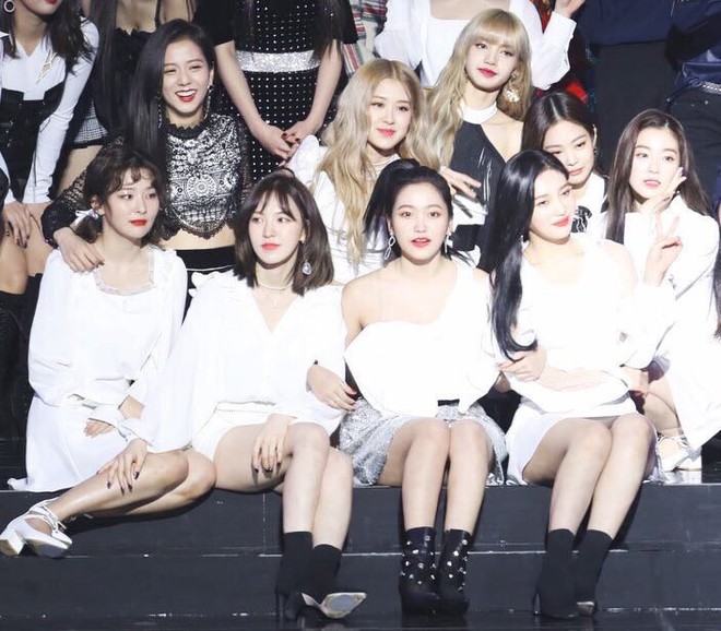 Tiên cảnh ở Gaon: Dàn nữ thần Red Velvet - Black Pink đọ sắc cùng khung hình, Jennie và Irene đặc biệt thân mật - Ảnh 12.