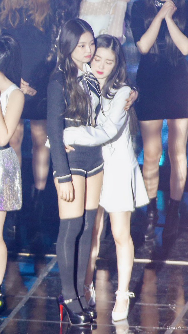 Ti&ecirc;n cảnh ở Gaon: D&agrave;n nữ thần Red Velvet - Black Pink đọ sắc c&ugrave;ng khung h&igrave;nh, Jennie v&agrave; Irene đặc biệt th&acirc;n mật - Ảnh 2.
