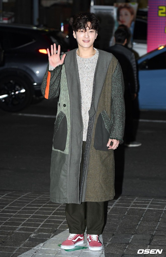 Tiệc mừng c&ocirc;ng Encounter: Song Hye Kyo để mặt mộc, t&agrave;i tử H&agrave;n trẻ kh&oacute; tin mặc d&ugrave; hơn Park Bo Gum 12 tuổi - Ảnh 6.