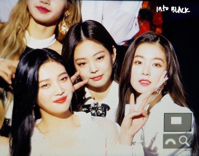 Ti&ecirc;n cảnh ở Gaon: D&agrave;n nữ thần Red Velvet - Black Pink đọ sắc c&ugrave;ng khung h&igrave;nh, Jennie v&agrave; Irene đặc biệt th&acirc;n mật - Ảnh 15.