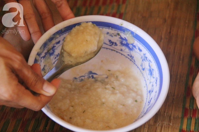 Bố bị chấn thương sọ n&atilde;o, con trai m&ugrave; 6 tuổi gục đầu l&ecirc;n vai mẹ, &uacute; ớ lấy l&aacute; dừa hốt c&aacute;t để ăn - Ảnh 16.