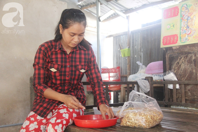 Bố bị chấn thương sọ n&atilde;o, con trai m&ugrave; 6 tuổi gục đầu l&ecirc;n vai mẹ, &uacute; ớ lấy l&aacute; dừa hốt c&aacute;t để ăn - Ảnh 17.