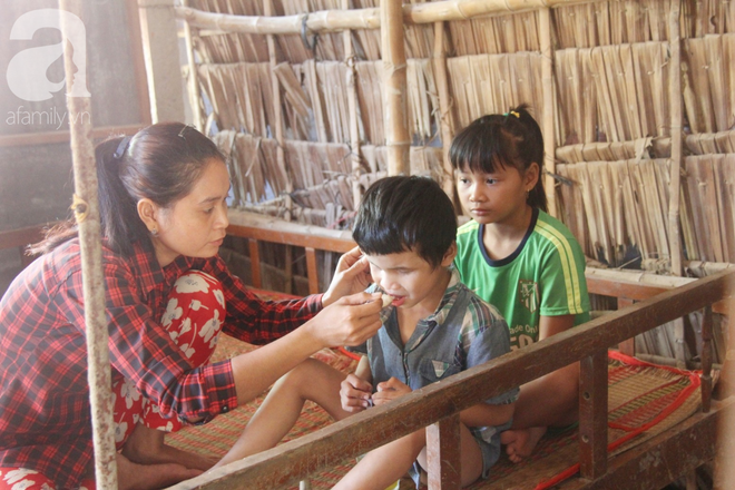 Bố bị chấn thương sọ não, con trai mù 6 tuổi gục đầu lên vai mẹ, ú ớ lấy lá dừa hốt cát để ăn - Ảnh 8.