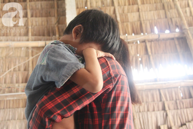 Bố bị chấn thương sọ n&atilde;o, con trai m&ugrave; 6 tuổi gục đầu l&ecirc;n vai mẹ, &uacute; ớ lấy l&aacute; dừa hốt c&aacute;t để ăn - Ảnh 9.