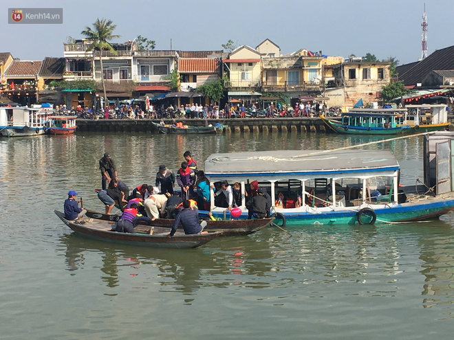 Vớt được thi thể người chồng và con trai 6 tuổi trong vụ ô tô chở cả gia đình người Hà Nội lao xuống sông ở Hội An - Ảnh 3.
