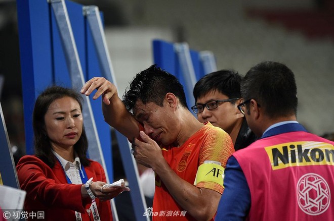 Tuyển Trung Quốc bị loại khỏi Asian Cup 2019: Đội trưởng bật khóc nức nở, tội đồ hối hận phải lên tiếng xin lỗi fan - Ảnh 2.