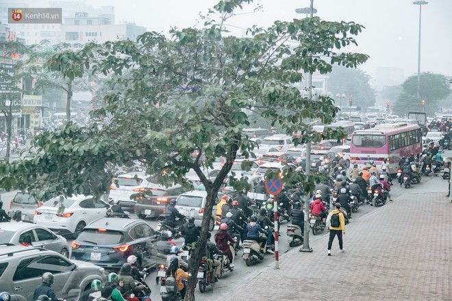 Chùm ảnh: Từ 3h chiều, đường phố Hà Nội ùn tắc không lối thoát ngày giáp Tết - Ảnh 5.