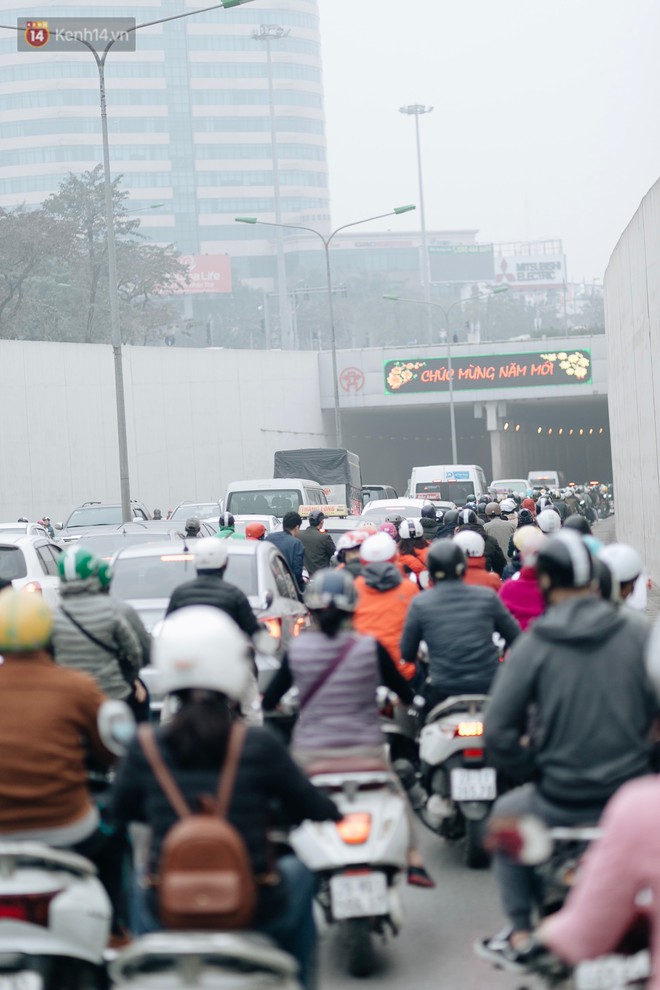Chùm ảnh: Từ 3h chiều, đường phố Hà Nội ùn tắc không lối thoát ngày giáp Tết - Ảnh 13.