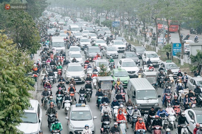 Chùm ảnh: Từ 3h chiều, đường phố Hà Nội ùn tắc không lối thoát ngày giáp Tết - Ảnh 1.