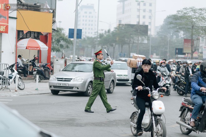 Chùm ảnh: Từ 3h chiều, đường phố Hà Nội ùn tắc không lối thoát ngày giáp Tết - Ảnh 10.