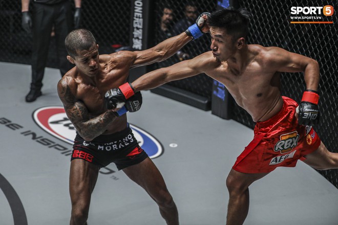 Eustaquio mất đai vô địch vào tay Moraes trong trận đấu siêu kinh điển tại ONE Championship: Heros Ascent - Ảnh 8.