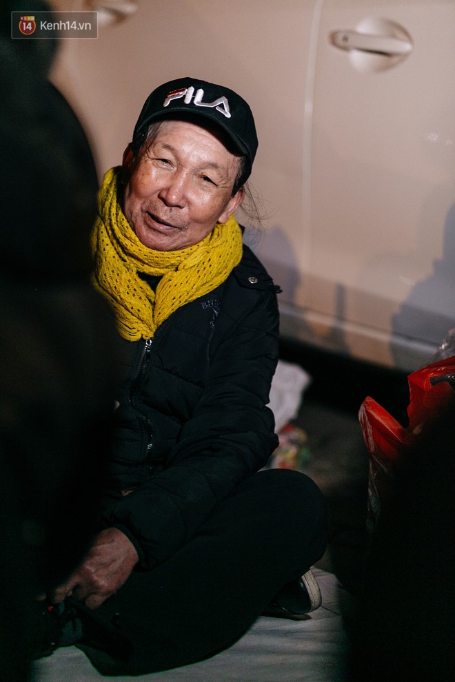 Phận người vô gia cư trên đường phố Hà Nội những ngày rét mướt: Chúng tôi cũng có một cái Tết như bao người khác - Ảnh 9.