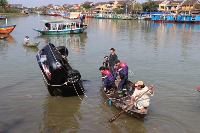 Vớt được thi thể người chồng và con trai 6 tuổi trong vụ ô tô chở cả gia đình người Hà Nội lao xuống sông ở Hội An - Ảnh 1.