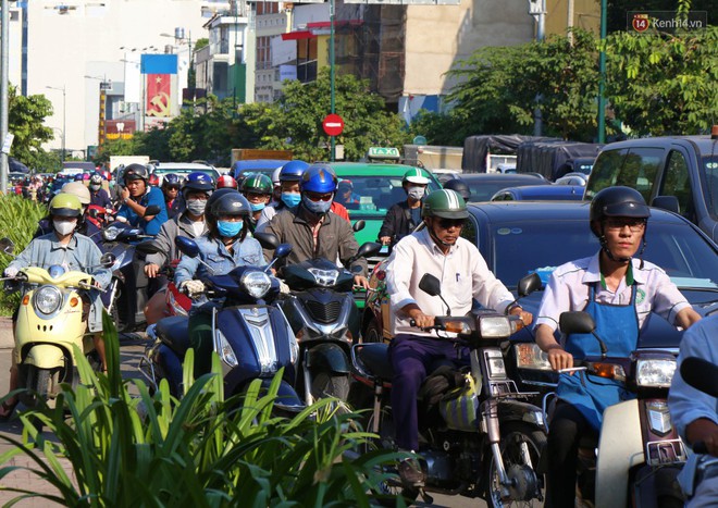 Sân bay Tân Sơn Nhất kẹt xe kinh hoàng ngày cận Tết, hành khách vật vã ngoài nắng trong nhiều giờ liền - Ảnh 17.