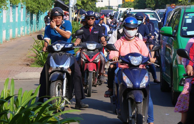 Sân bay Tân Sơn Nhất kẹt xe kinh hoàng ngày cận Tết, hành khách vật vã ngoài nắng trong nhiều giờ liền - Ảnh 14.