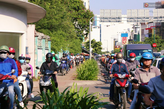 Sân bay Tân Sơn Nhất kẹt xe kinh hoàng ngày cận Tết, hành khách vật vã ngoài nắng trong nhiều giờ liền - Ảnh 16.