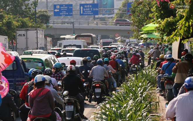 Sân bay Tân Sơn Nhất kẹt xe kinh hoàng ngày cận Tết, hành khách vật vã ngoài nắng trong nhiều giờ liền - Ảnh 15.