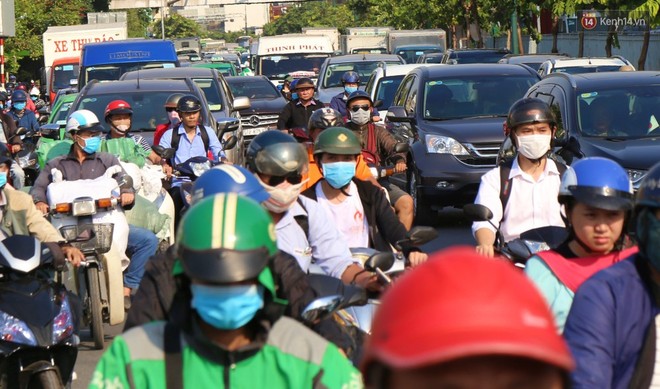 Sân bay Tân Sơn Nhất kẹt xe kinh hoàng ngày cận Tết, hành khách vật vã ngoài nắng trong nhiều giờ liền - Ảnh 8.