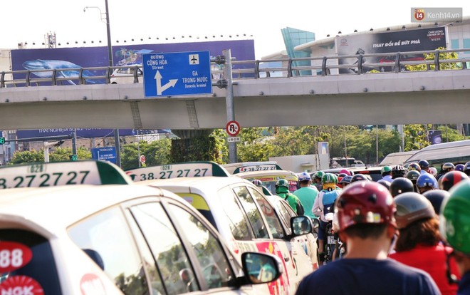 Sân bay Tân Sơn Nhất kẹt xe kinh hoàng ngày cận Tết, hành khách vật vã ngoài nắng trong nhiều giờ liền - Ảnh 7.