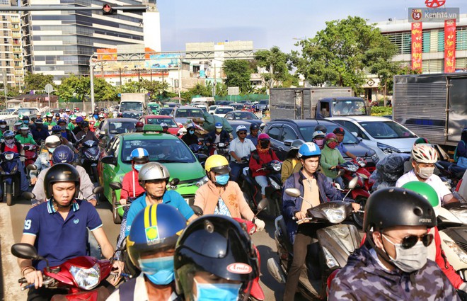 Sân bay Tân Sơn Nhất kẹt xe kinh hoàng ngày cận Tết, hành khách vật vã ngoài nắng trong nhiều giờ liền - Ảnh 6.