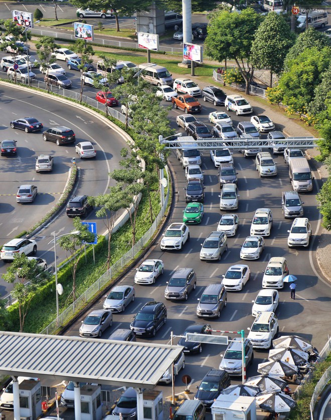 Sân bay Tân Sơn Nhất kẹt xe kinh hoàng ngày cận Tết, hành khách vật vã ngoài nắng trong nhiều giờ liền - Ảnh 4.