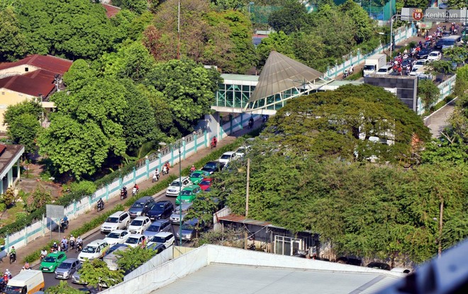 Sân bay Tân Sơn Nhất kẹt xe kinh hoàng ngày cận Tết, hành khách vật vã ngoài nắng trong nhiều giờ liền - Ảnh 10.