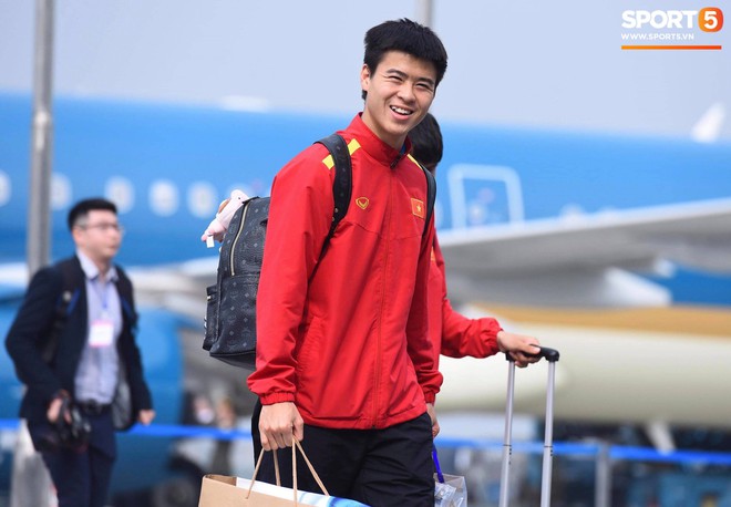 Dàn trai đẹp đội tuyển Việt Nam trở về trong vòng tay người hâm mộ và gia đình - Ảnh 3.