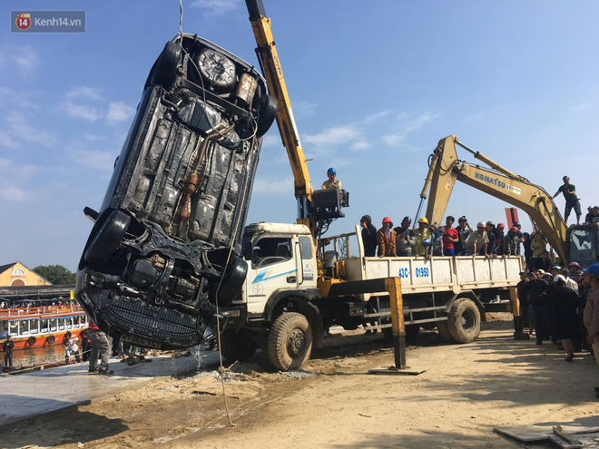 H&agrave;ng x&oacute;m sốc khi biết &ocirc; t&ocirc; chở 4 người trong gia đ&igrave;nh lao xuống s&ocirc;ng ở Hội An: Vợ chồng v&agrave; 2 con to&agrave;n người hiền l&agrave;nh, sắp mua nh&agrave; mới - Ảnh 3.
