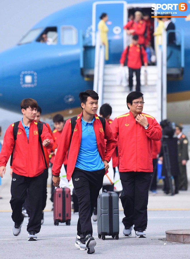 Dàn trai đẹp đội tuyển Việt Nam trở về trong vòng tay người hâm mộ và gia đình - Ảnh 5.