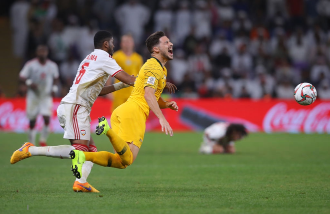 Đội trưởng của UAE bất tỉnh vẫn nằng nặc đòi vào sân, để rồi phải ra ngoài bằng cáng cứu thương - Ảnh 3.
