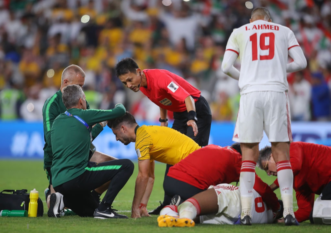 Đội trưởng của UAE bất tỉnh vẫn nằng nặc đòi vào sân, để rồi phải ra ngoài bằng cáng cứu thương - Ảnh 4.