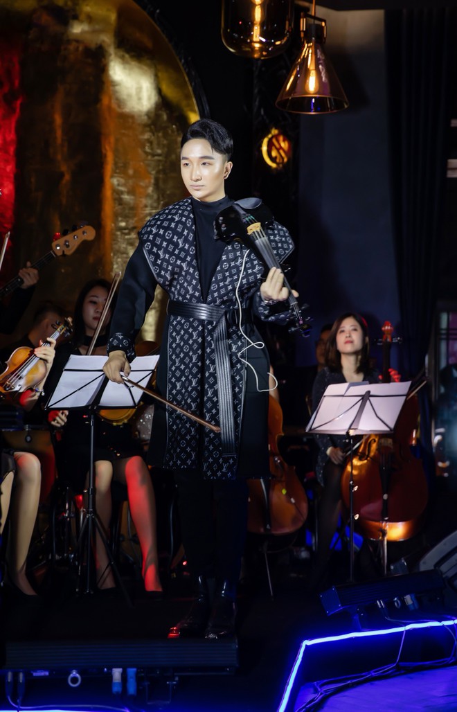 Hồ Ngọc Hà - Kim Lý cùng dàn sao Việt đến ủng hộ đêm nhạc riêng của nghệ sĩ violin Hoàng Rob - Ảnh 1.