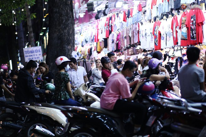 Nhân viên shop thời trang mặc đồ thú bông ra đường mời khách, nhiều tuyến phố mua sắm Sài Gòn tắc nghẽn cuối năm - Ảnh 2.