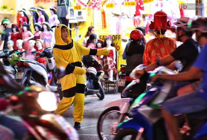 Nhân viên shop thời trang mặc đồ thú bông ra đường mời khách, nhiều tuyến phố mua sắm Sài Gòn tắc nghẽn cuối năm - Ảnh 5.