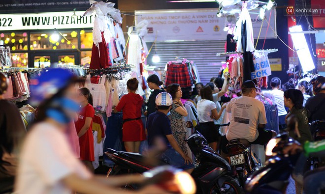 Nhân viên shop thời trang mặc đồ thú bông ra đường mời khách, nhiều tuyến phố mua sắm Sài Gòn tắc nghẽn cuối năm - Ảnh 15.